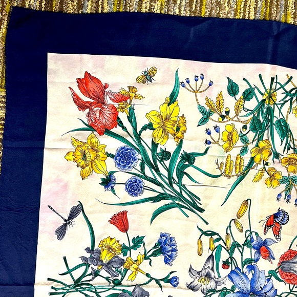 WOW - Authentic Gucci Silk Scarf for Neck, your Purse and/or Backpack - Picture 6 of 13